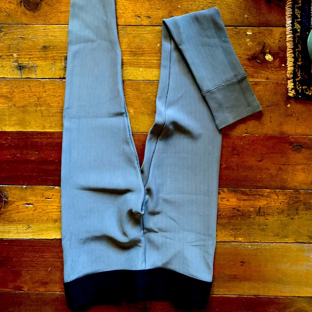 BCBG grey ribbed SZ M leggings